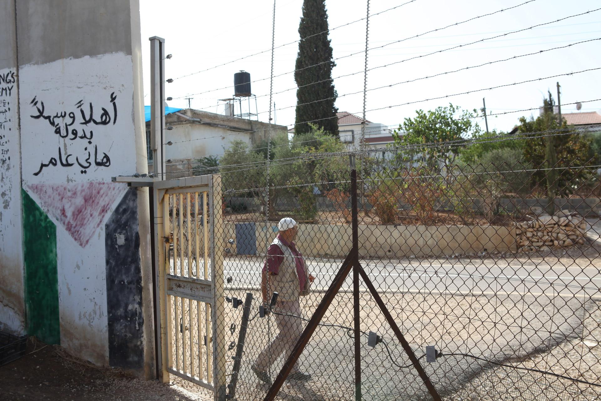 Figure 3. Hani Amer at the gate to this family house, between the wall and the settlement. Picture by author.