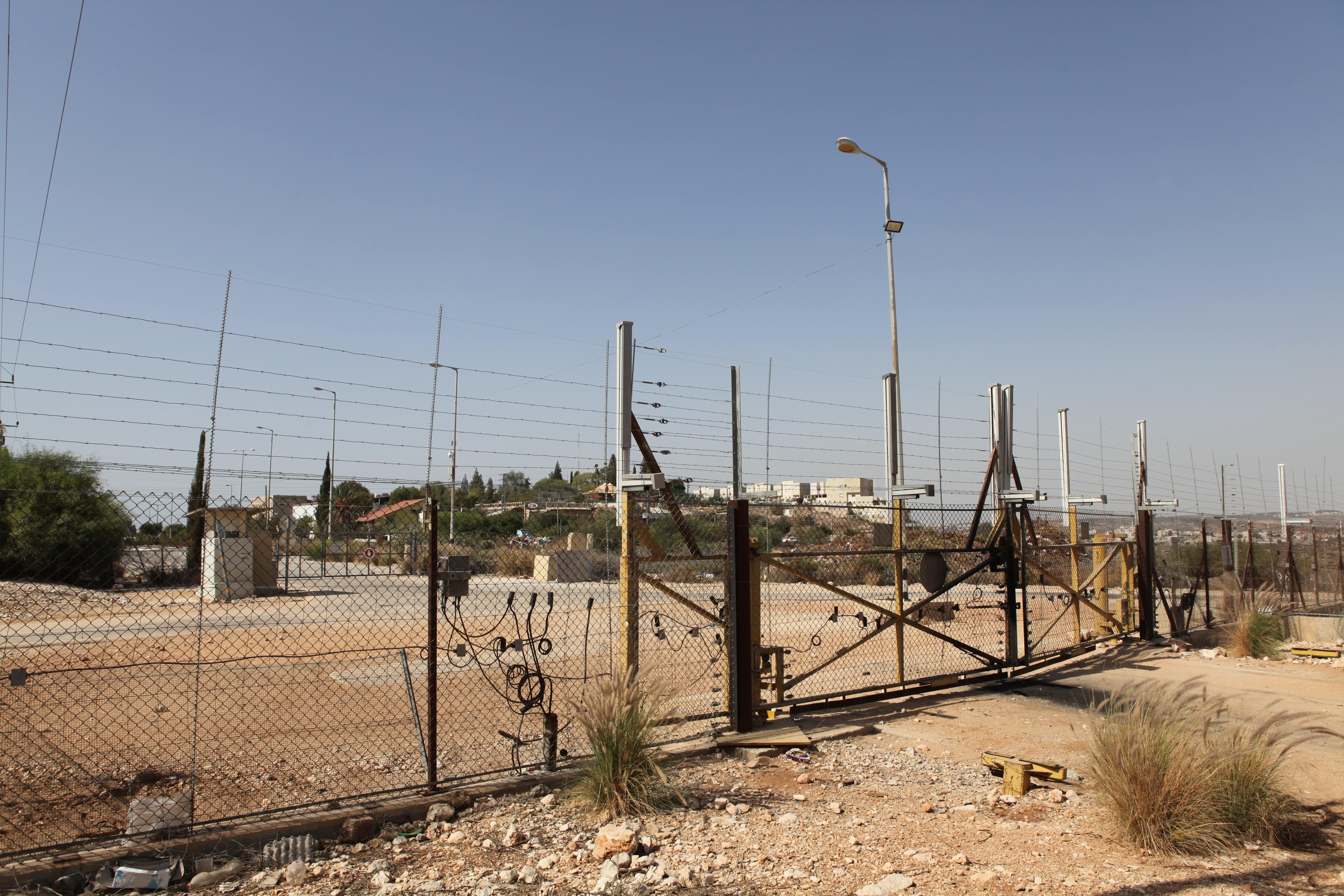 Figure 5. The fenced-off zone between the settlement (visible in the background) and the road to Mas’ha. The Amer family’s home is located within this small strip. Picture by author.